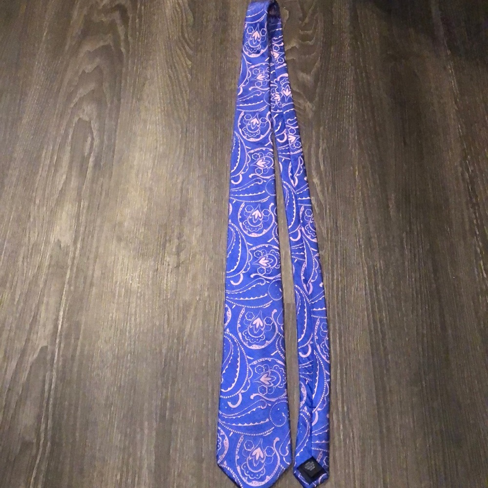 Michael Kors Silk Tie. - Picture 4 of 6